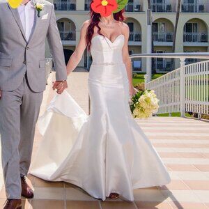 Alfred Angelo Sapphire 977 strapless wedding dress, size 0